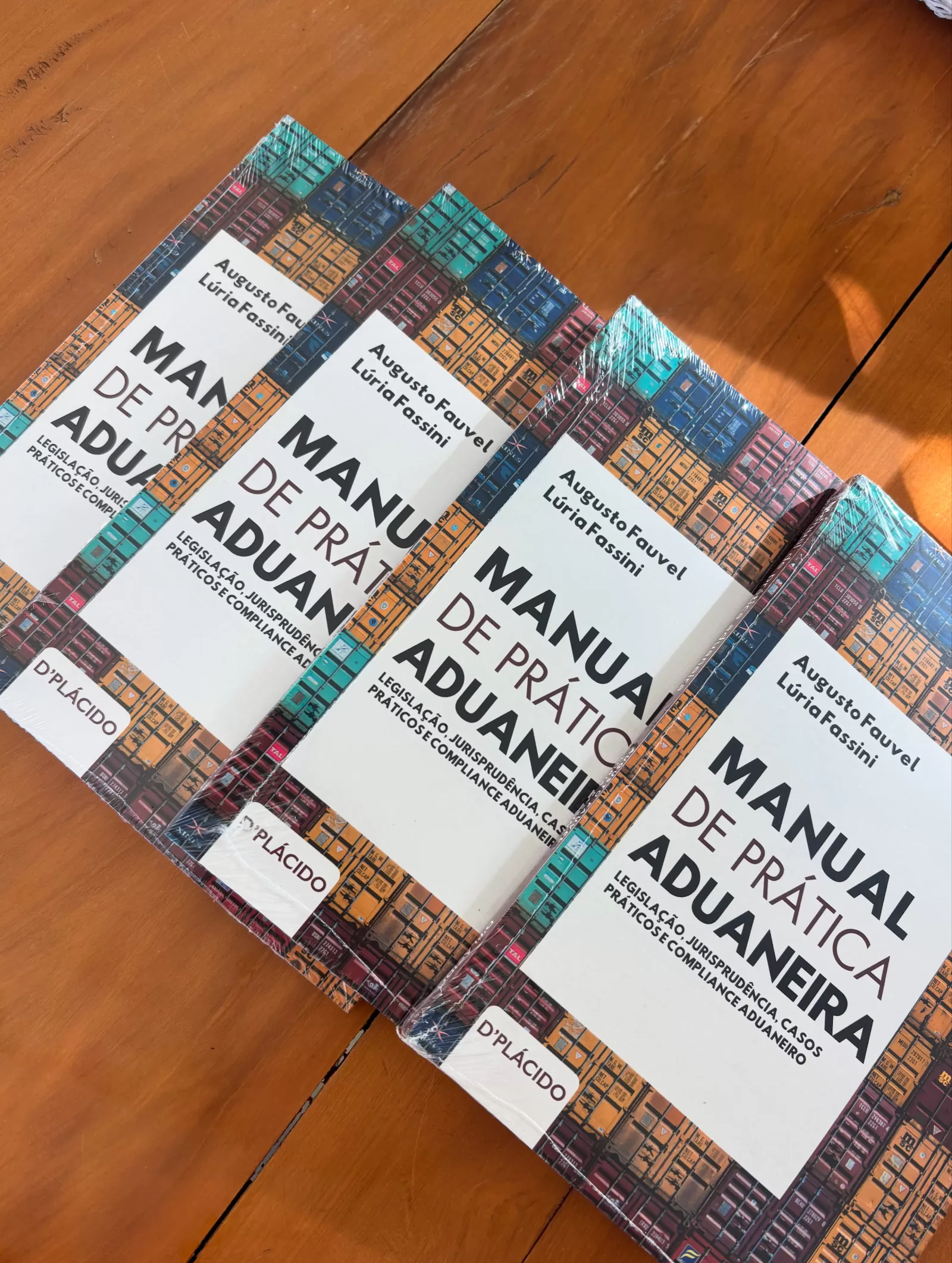 Advogados Augusto Fauvel e Lúria Fassini lançam livro Manual de prática aduaneira
